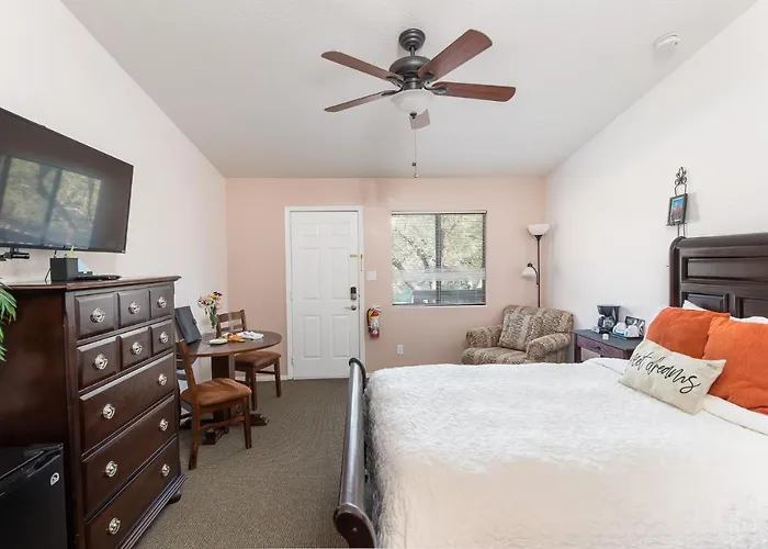 Whispering Creek Bed & Breakfast Couette-café